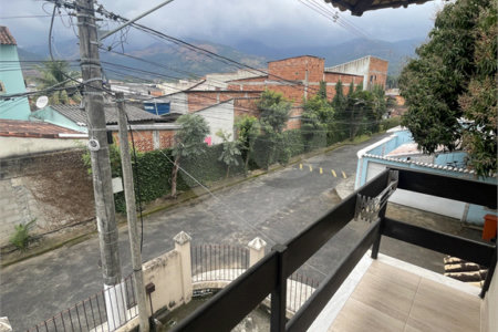 Casa à venda com 5 quartos, sendo 3 suítes, no condomínio Recanto das Palmeiras, Rio de Janeiro - RJ