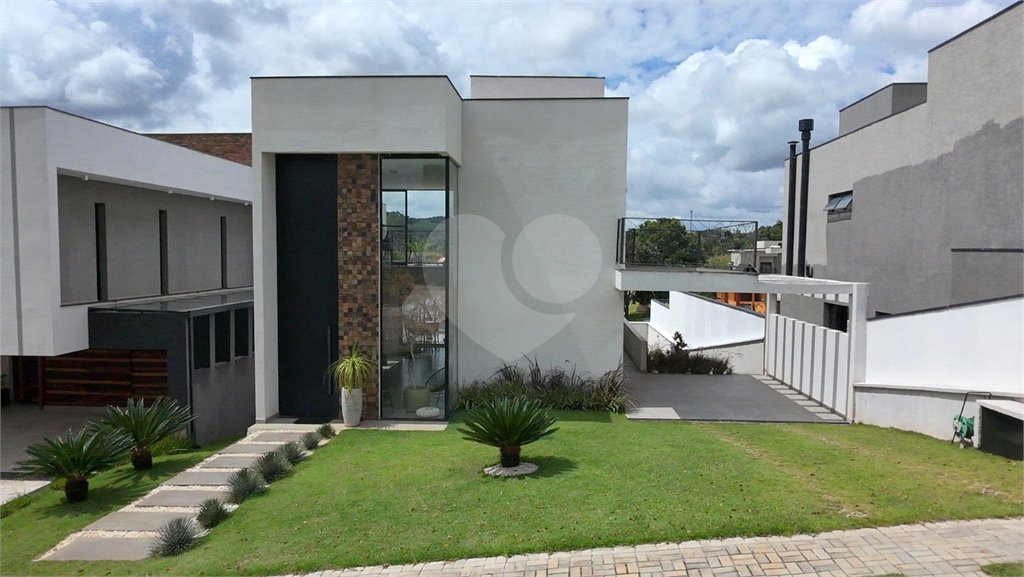 Casa à venda ou para alugar com 4 suítes no condomínio Figueira Garden, Atibaia - SP