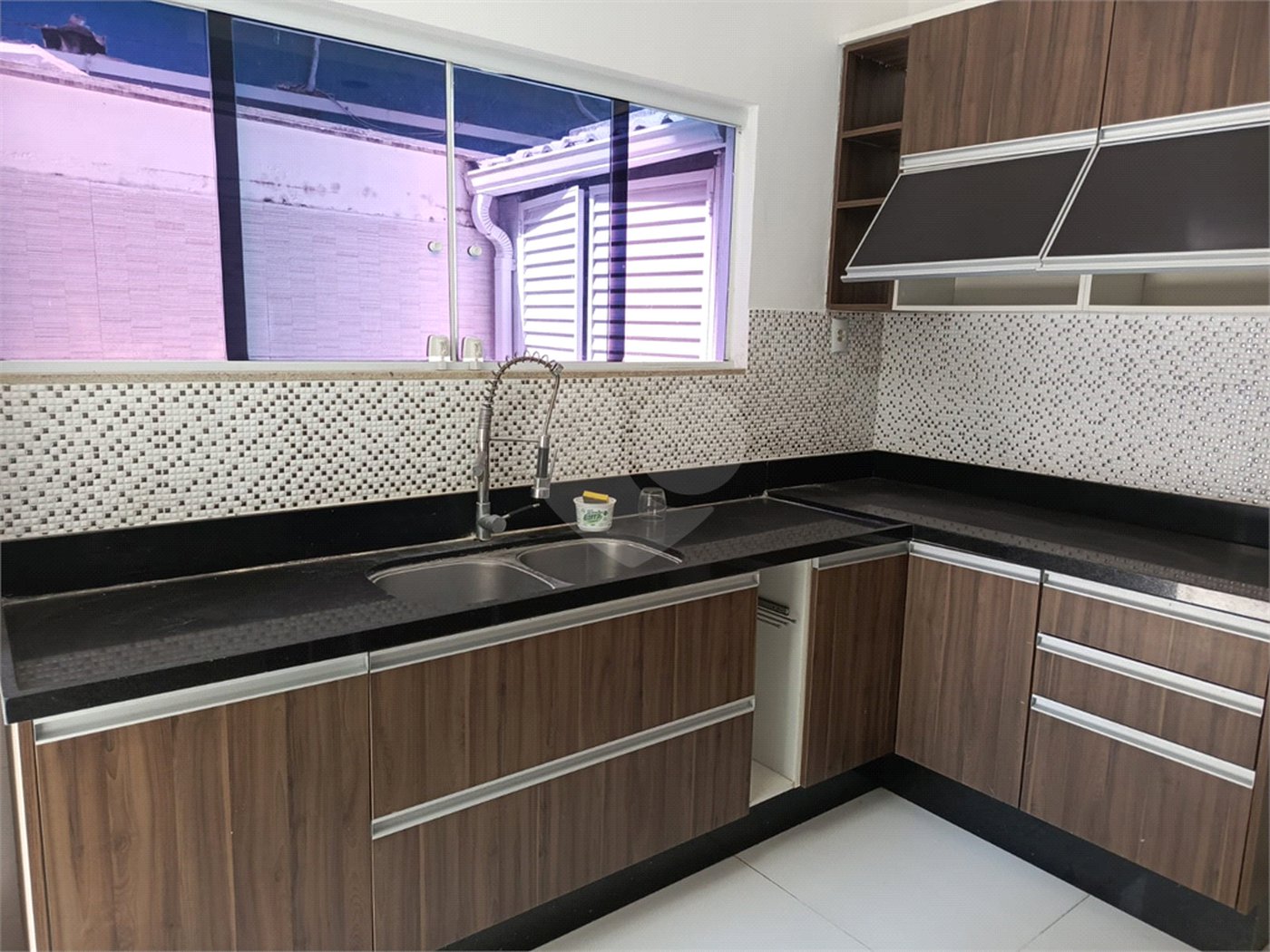 Casa à venda com 4 quartos, sendo 1 suíte, no condomínio Atlantico Sul, Rio de Janeiro - RJ