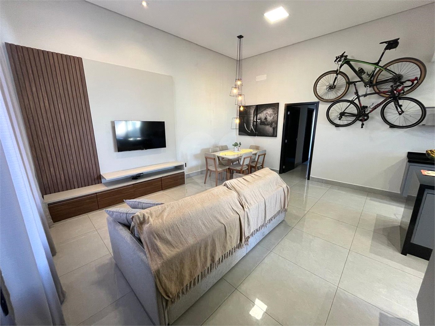 Casa à venda com 3 quartos, sendo 1 suíte, no condomínio Vila Paraty, Indaiatuba - SP