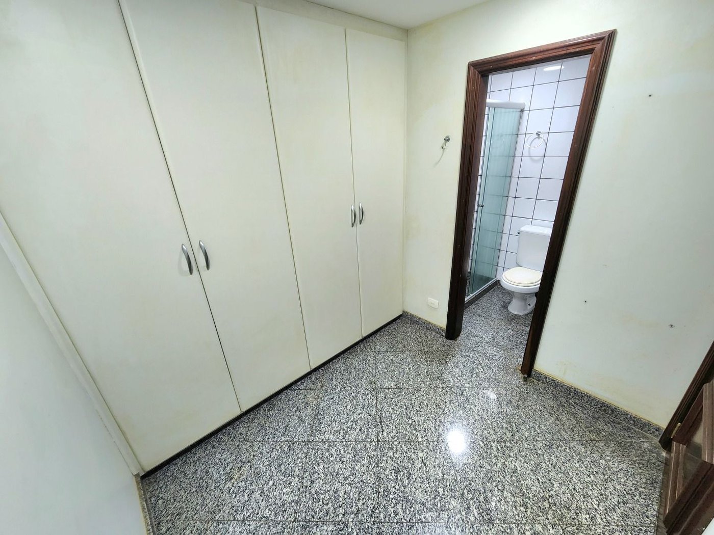 Apartamento Alto Padrão Frente Mar com 4 Dormitórios, 3 Suítes e 3 Vagas na Orla de Santos