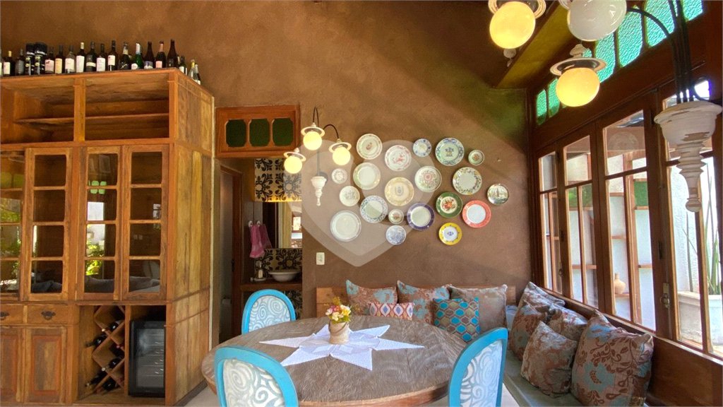 Casa à venda com 1 quarto, sendo 3 suítes, no Centro, Porto Seguro, BA