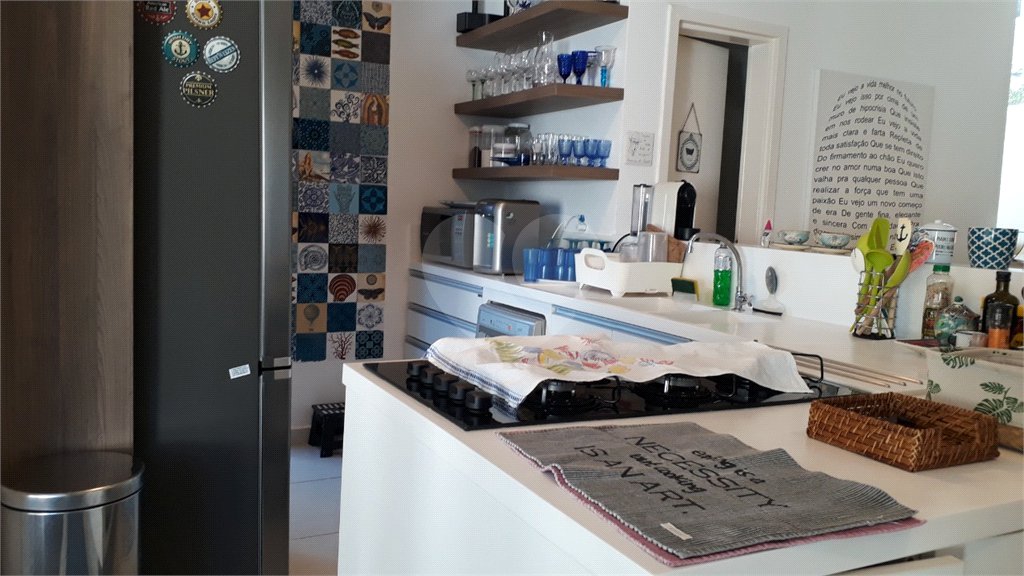 Casa à venda com 4 quartos, sendo 3 suítes, no condomínio Residencial Vila Esmeralda, São Sebastião - SP