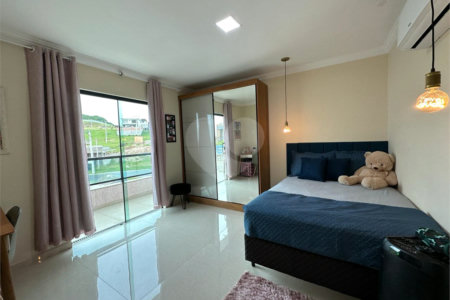 Casa em condomínio à venda com 4 quartos, sendo 3 suítes,  em Nova São Pedro, São Pedro da Aldeia, RJ