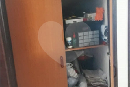 Sobrado com 3 dormitórios, sendo 2 suítes, uma delas master.