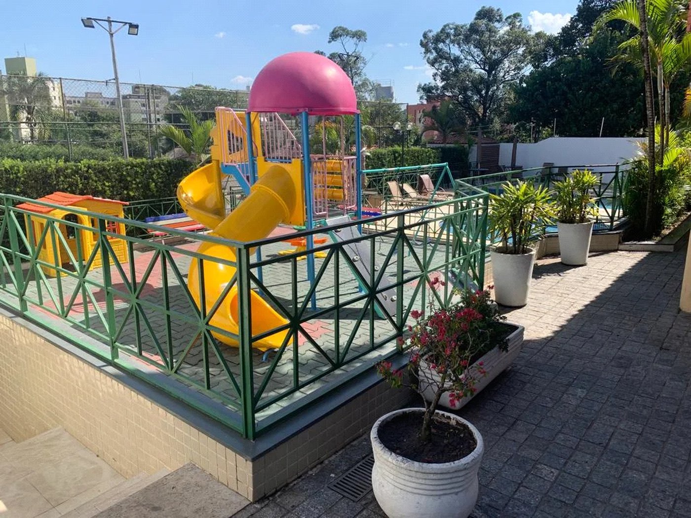 Casa à venda com 3 quartos, sendo 1 suíte, no condomínio Greenland, São Paulo - SP