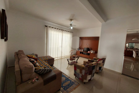 Casa à venda com 4 quartos, sendo 2 suítes, no condomínio Nascente do Jaraguá, Araraquara - SP