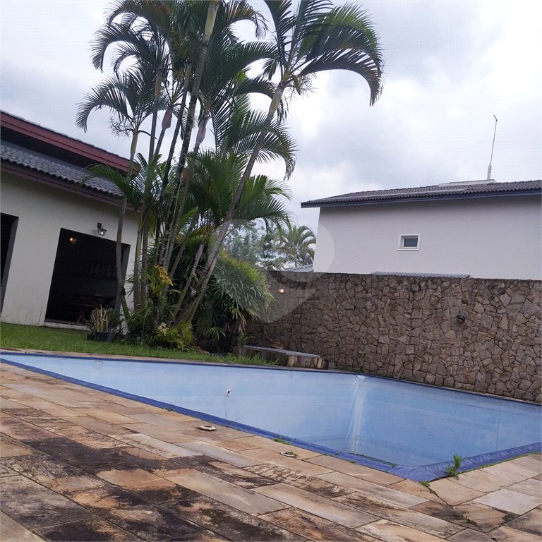 Casa à venda com 4 quartos, sendo 3 suítes, no condomínio Arujá 5, Arujá - SP