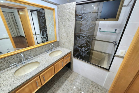 Apartamento Alto Padrão Frente Mar com 4 Dormitórios, 3 Suítes e 3 Vagas na Orla de Santos