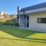 Casa à venda com 4 quartos, sendo 2 suítes,  no condomínio Figueira Garden, Atibaia - SP