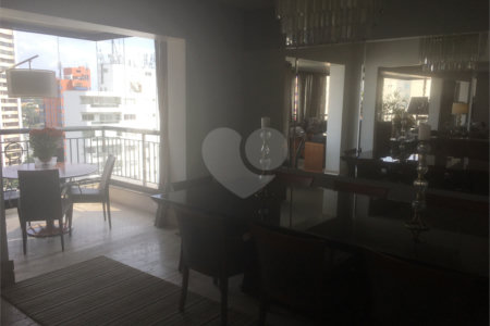 Apartamento à venda com 4 quartos, sendo 3 suítes, em Moema, São Paulo, SP