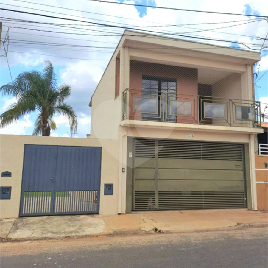 Sobrado á venda com Edícula, no Jardim Embaré, em São Carlos-SP.