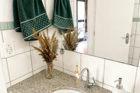 Apartamento á venda no centro com dois dormitórios e sacada.