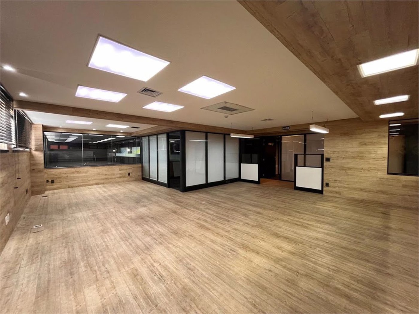 Prédio Corporativo em Santos | 4 Pavimentos | Galpão com Pé-Direito Duplo | Estrutura para +200 Pessoas | Compra Ou Locação