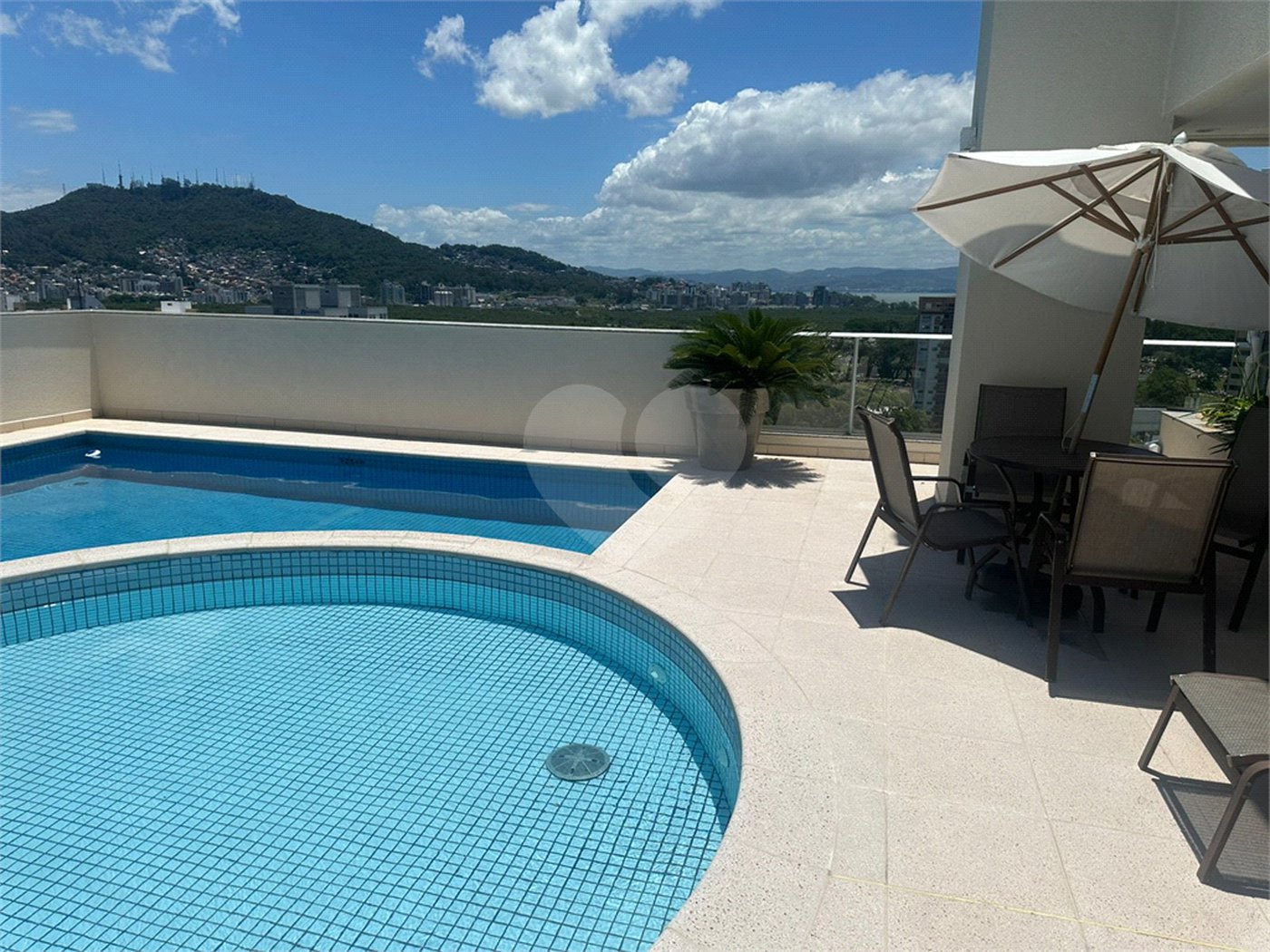 Apartamento à venda ou para alugar com 2 suítes em Itacorubi, Florianópolis, SC