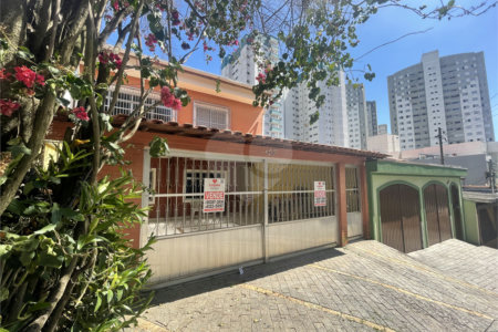 Sobrado à venda com 4 quartos, sendo 1 suíte, em Vila Gilda, Santo André, SP
