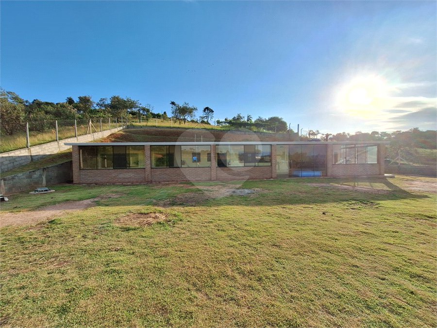 Chácara à venda com 4 quartos, sendo 2 suítes, em Recanto das Acácias, São Roque, SP