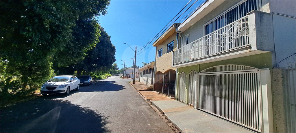 Casa no Jardim Medeiros ampla com 3 dormitórios bem distribuída
