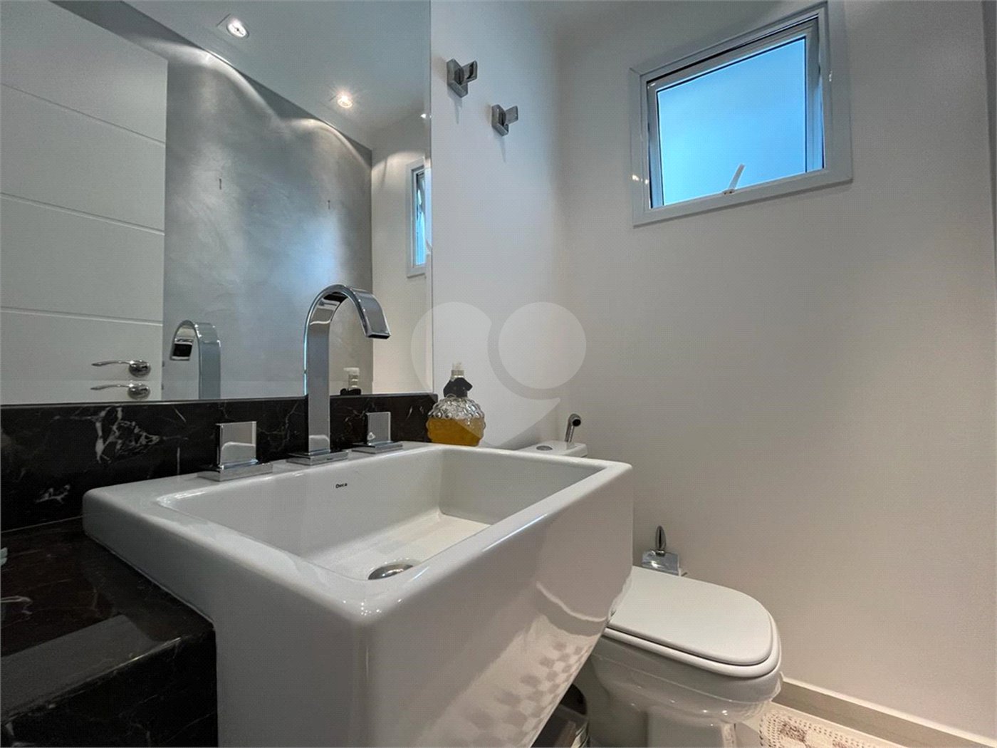 Casa à venda com 4 quartos, sendo 2 suítes, no condomínio Floradas da Serra, São Paulo - SP