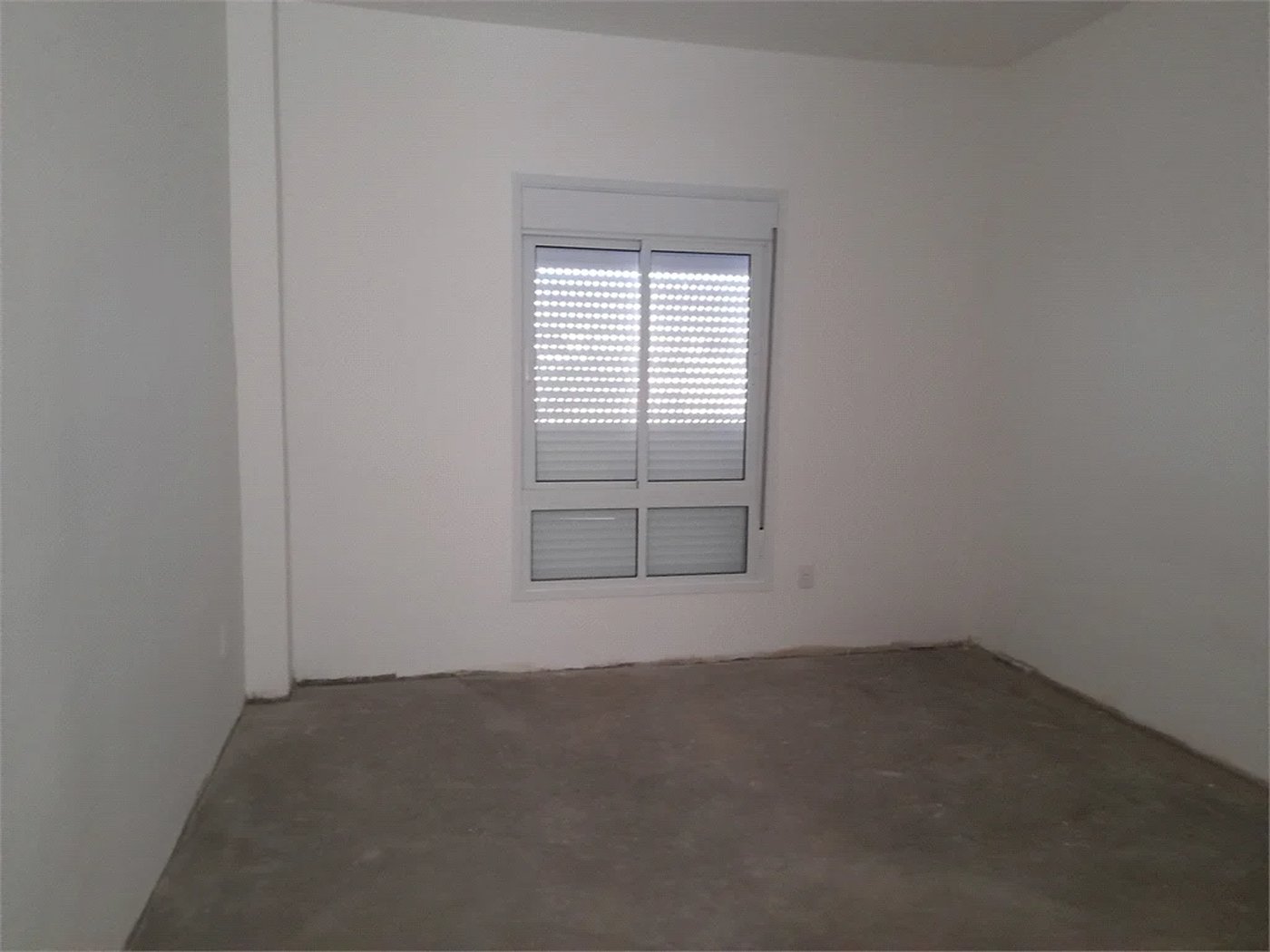 Sobrado novo com duas suites , duas vagas .
