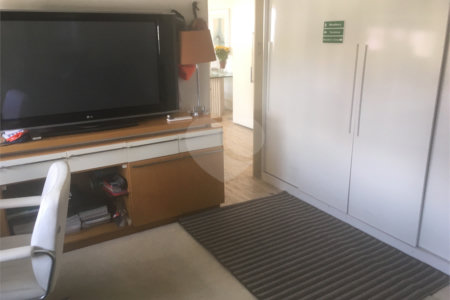 Apartamento à venda com 4 quartos, sendo 3 suítes, em Moema, São Paulo, SP