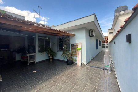 Casa à venda com 3 quartos, sendo 1 suíte,  em Jardim Casablanca, São Paulo, SP