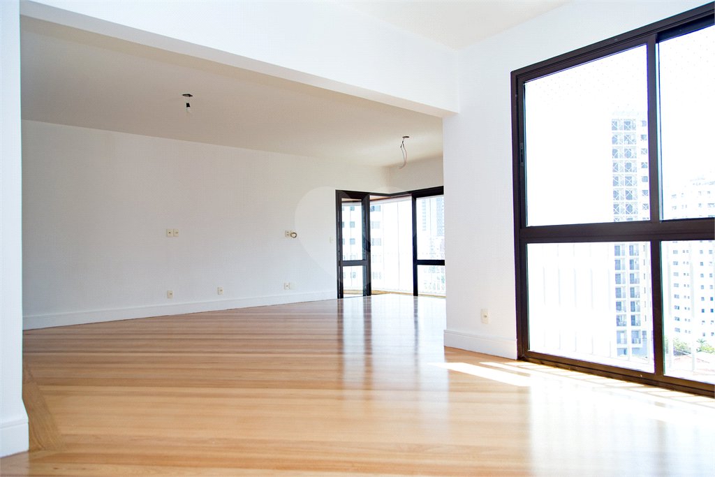 Apartamento à venda com 3 suítes em Moema, São Paulo, SP