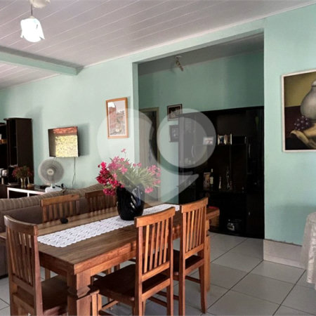 Casa à venda com 3 quartos, sendo 1 suíte, no Centro, Santa Cruz Cabrália, BA