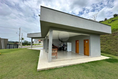 Terreno em condomínio fechado com 1.086 metros, pronto para construir, ampla área de lazer, aceita financiamento