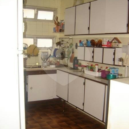 Apartamento com 4 quartos e ampla sala.
