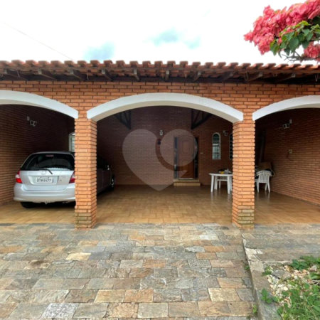 Casa térrea para venda no bairro Vila Xavier em Araraquara/SP.