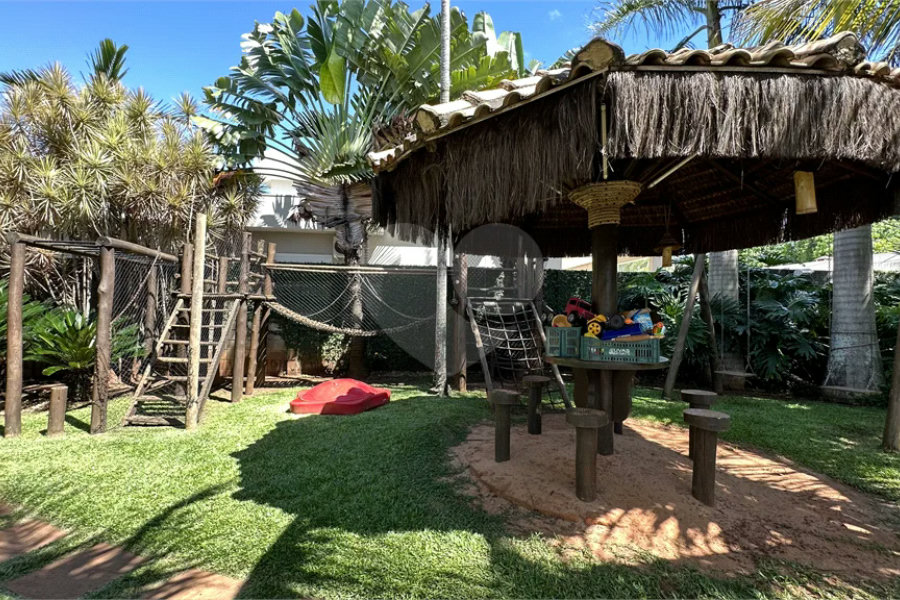 Casa em Condomínio Fechado com 4 suítes e área de lazer completa.