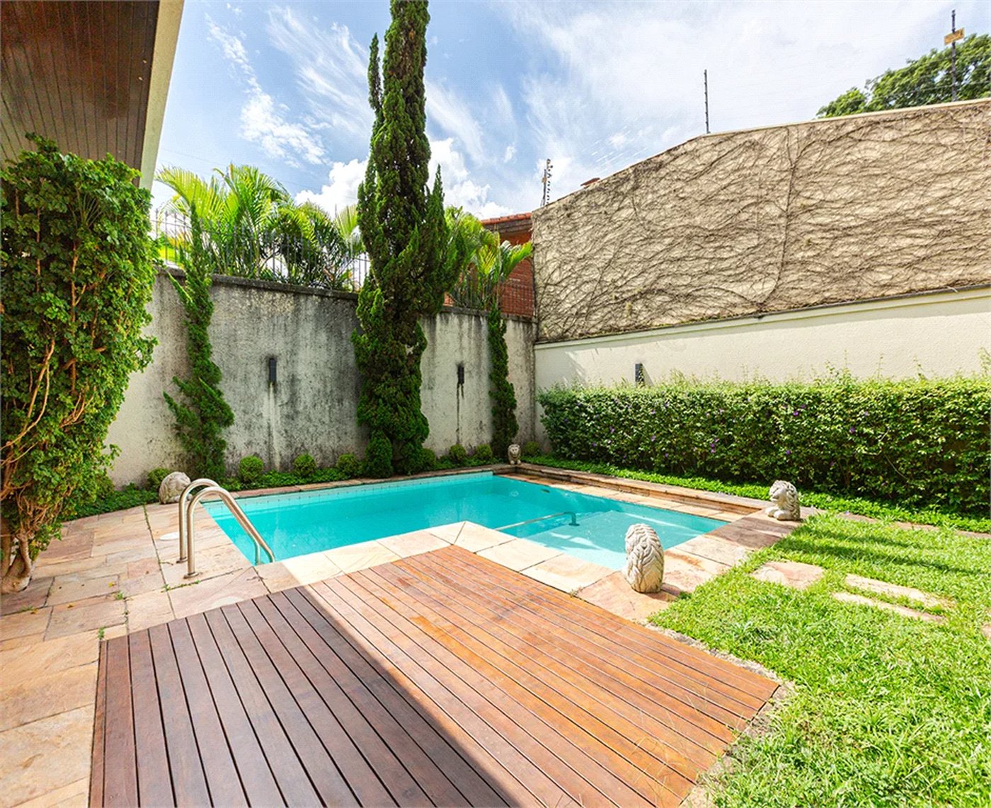 Sobrado à venda com 4 quartos, sendo 3 suítes, em Jardim Guedala, São Paulo, SP