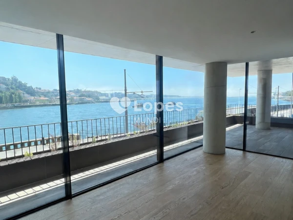 Apartamento T4 à venda em Lordelo do Ouro, Porto, Portugal – 240 m²