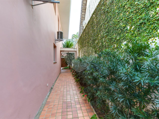 Casa à venda com 4 quartos, sendo 2 suítes,  em Alto da Boa Vista, São Paulo, SP