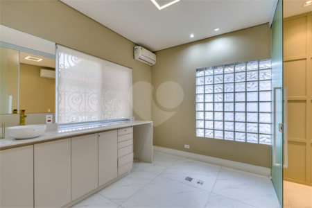 Casa à venda ou para alugar com 12 quartos, sendo 2 suítes, em Alto da Boa Vista, São Paulo, SP
