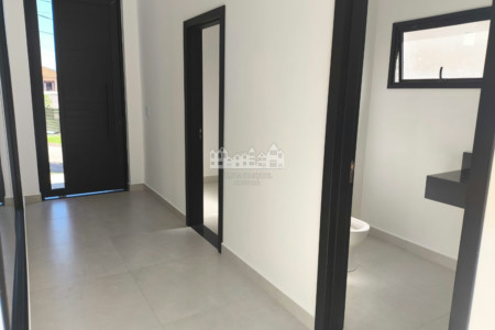 Casa à venda com 5 quartos, sendo 3 suítes, no condomínio Figueira Garden, Atibaia - SP