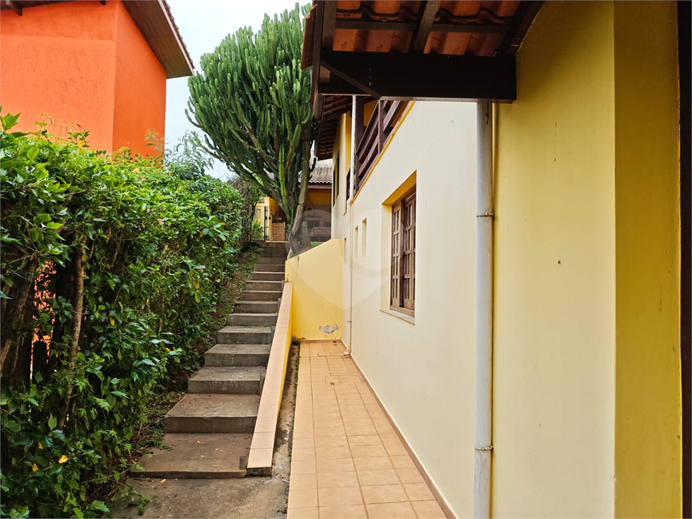 Casa à venda com 4 quartos, sendo 2 suítes,  em Country Residencial Felix, Bom Jesus dos Perdões, SP