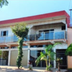 Sobrado 3 quartos e área comercial em baixo.