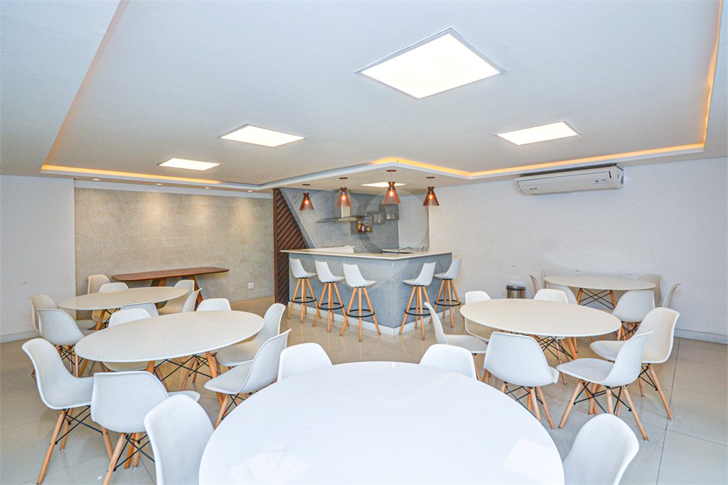 Apartamento à venda com 3 quartos, sendo 1 suíte,  em Moema, São Paulo, SP