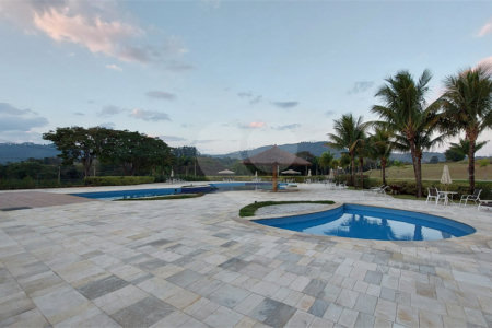 Casa à venda ou para alugar com 5 quartos, sendo 3 suítes, no condomínio Figueira Garden, Atibaia - SP