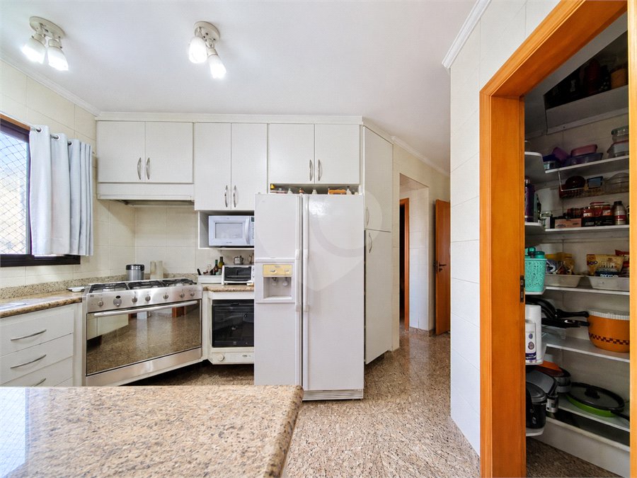 Apartamento de 184 m² em andar alto com 4 dormitórios e 3 vagas em Perdizes