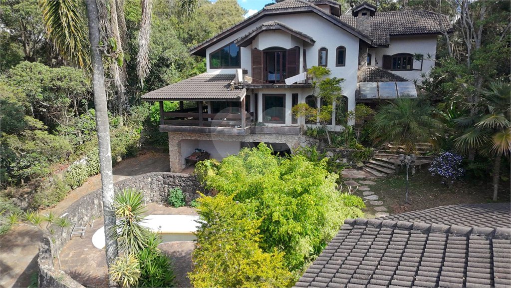 Casa à venda com 3 quartos, sendo 4 suítes, no condomínio Alpes da Cantareira, Mairiporã - SP