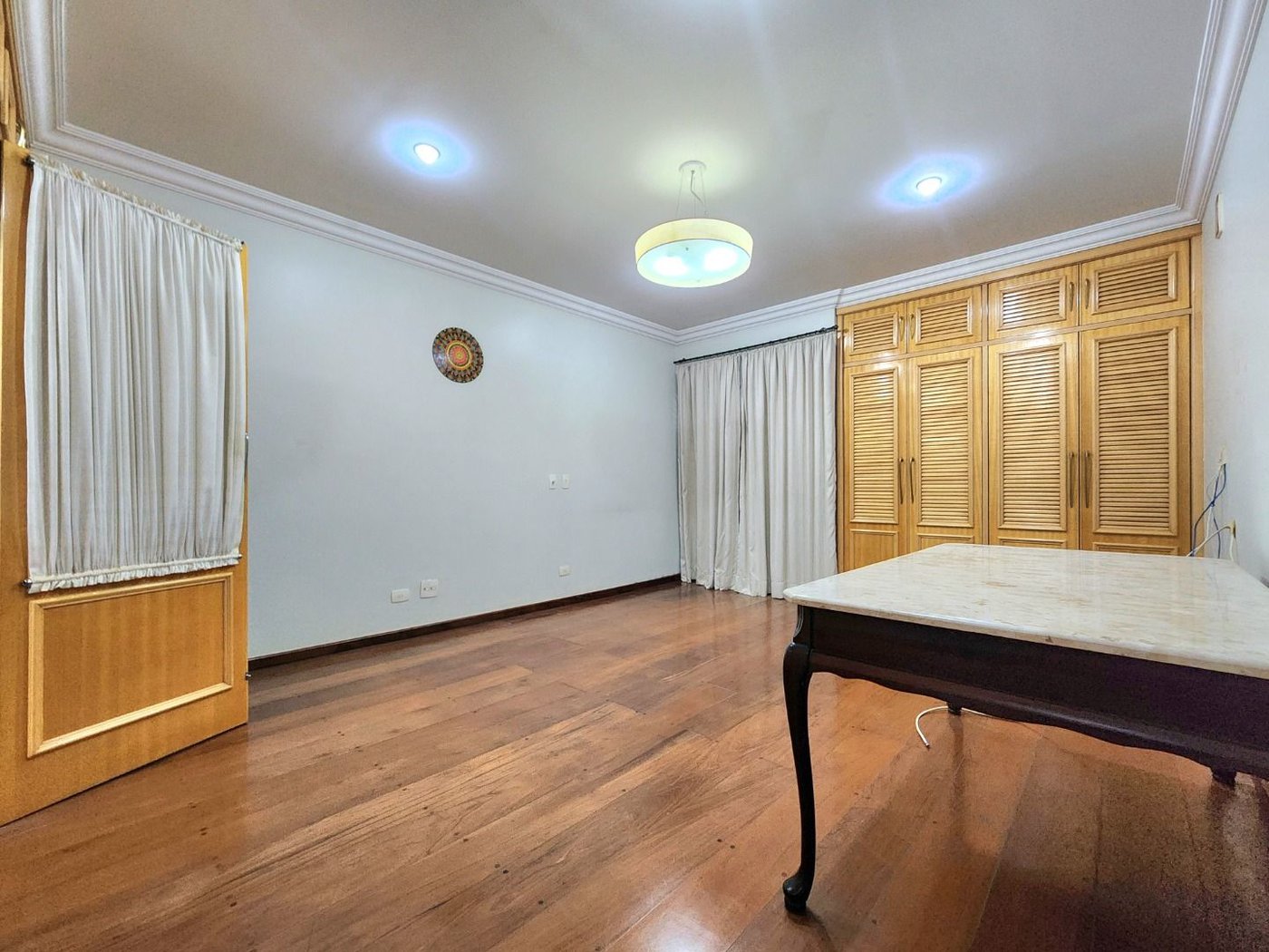 Apartamento Alto Padrão Frente Mar com 4 Dormitórios, 3 Suítes e 3 Vagas na Orla de Santos