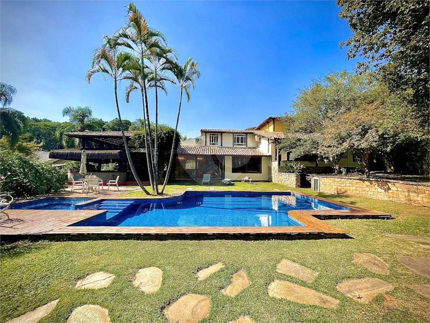 Casa à venda com 4 suítes no condomínio Jardim Mediterrâneo, Cotia - SP