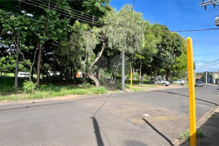 Terreno à Venda no Jardim Tangará