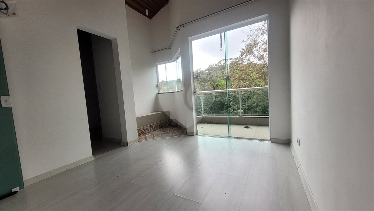 Casa à venda com 4 quartos, sendo 1 suíte, no condomínio Parque Suiça, Caieiras - SP