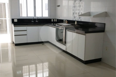 Sobrado à venda com 3 quartos, sendo 1 suíte, em Vila Pita, São Paulo, SP
