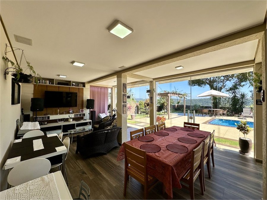 Casa à venda com 3 suítes no condomínio Golf Village, Carapicuíba - SP