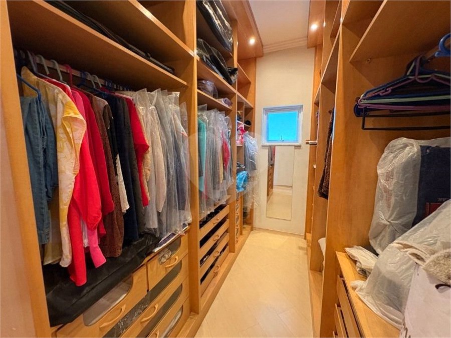 Casa à venda com 5 quartos, sendo 3 suítes, no condomínio Granja Olga III, Sorocaba - SP